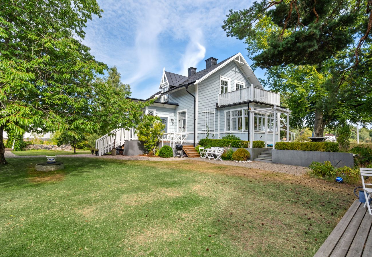 Villa i Saltsjö-Duvnäs - Seaside Villa with Own Beach 