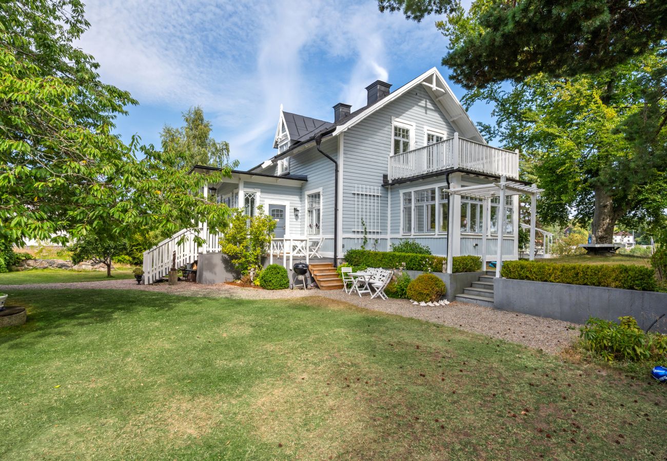 Villa i Saltsjö-Duvnäs - Seaside Villa with Own Beach 