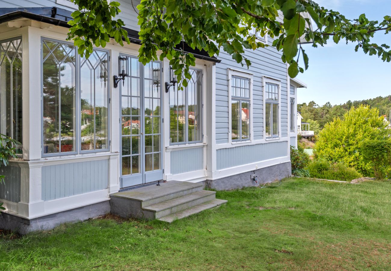 Villa i Saltsjö-Duvnäs - Seaside Villa with Own Beach 