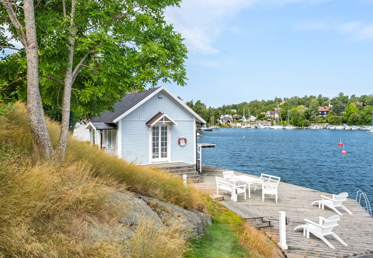 Villa i Saltsjö-Duvnäs - Seaside Villa with Own Beach 