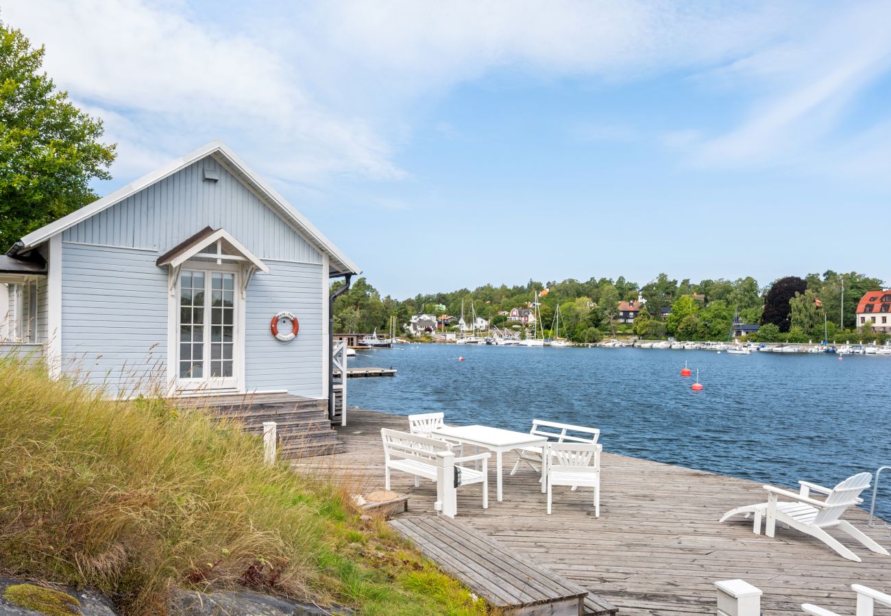 Villa i Saltsjö-Duvnäs - Seaside Villa with Own Beach 