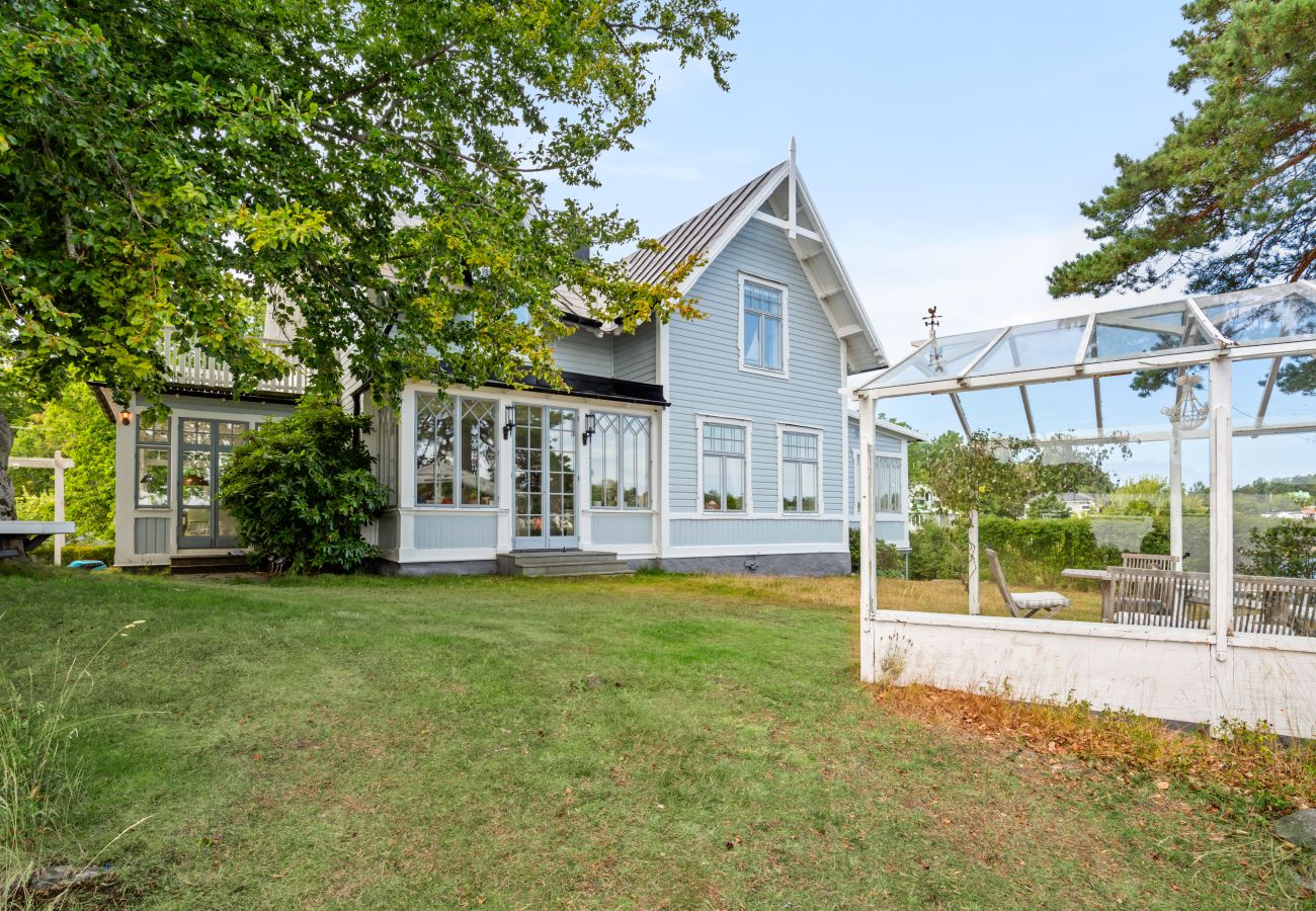 Villa i Saltsjö-Duvnäs - Seaside Villa with Own Beach 