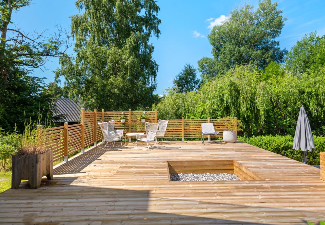 Villa i Bro -  Villa Bro Hof – Pool, bastu och golf i toppklass
