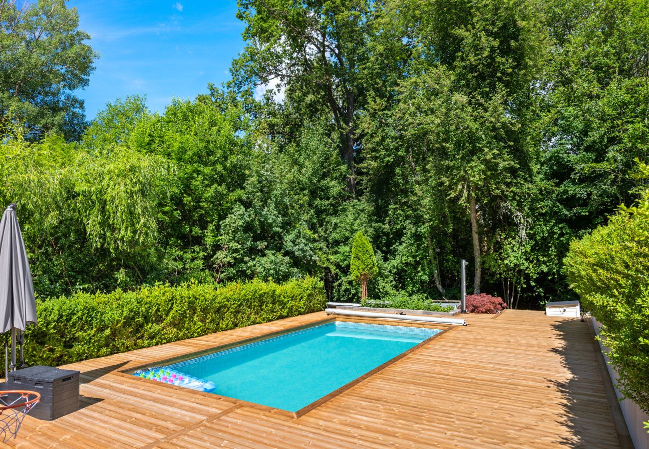 Villa i Bro -  Villa Bro Hof – Pool, bastu och golf i toppklass