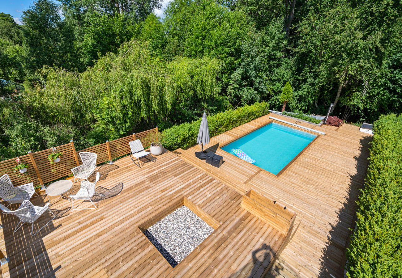 Villa i Bro -  Villa Bro Hof – Pool, bastu och golf i toppklass