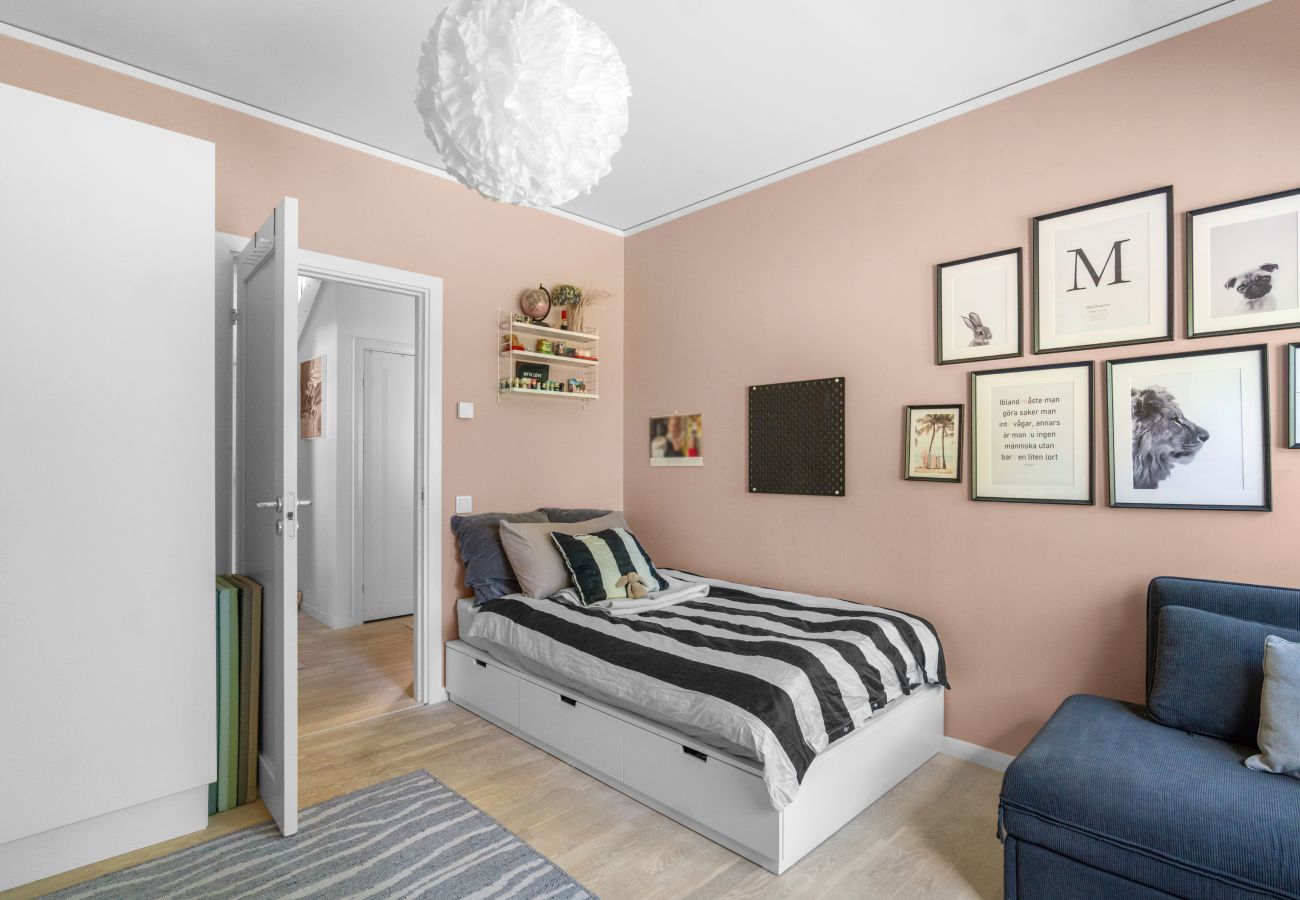 Villa i Bro -  Villa Bro Hof – Pool, bastu och golf i toppklass