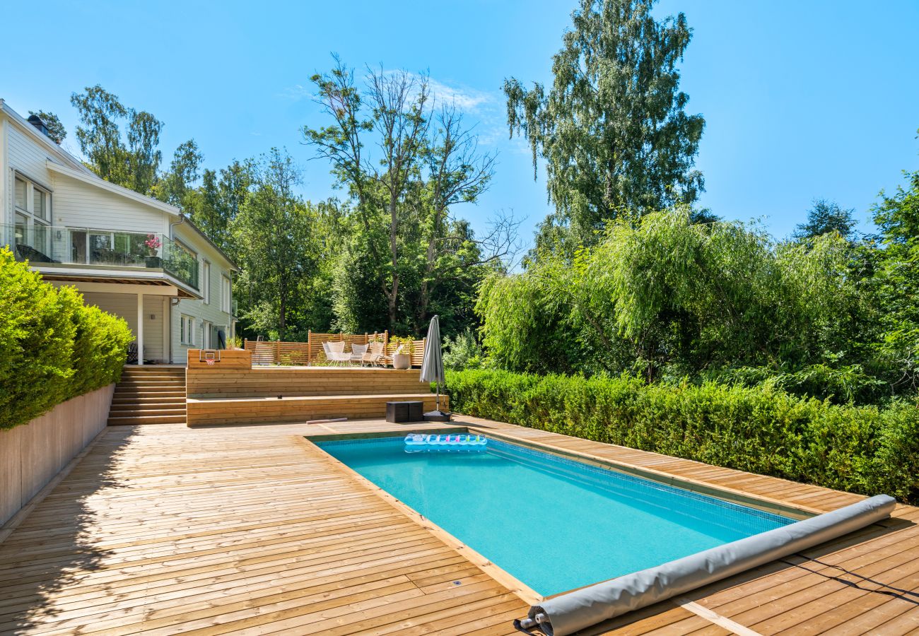 Villa i Bro -  Villa Bro Hof – Pool, bastu och golf i toppklass
