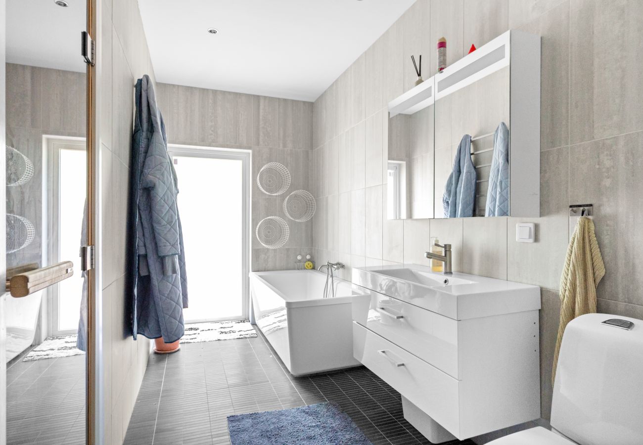Villa i Bro -  Villa Bro Hof – Pool, bastu och golf i toppklass