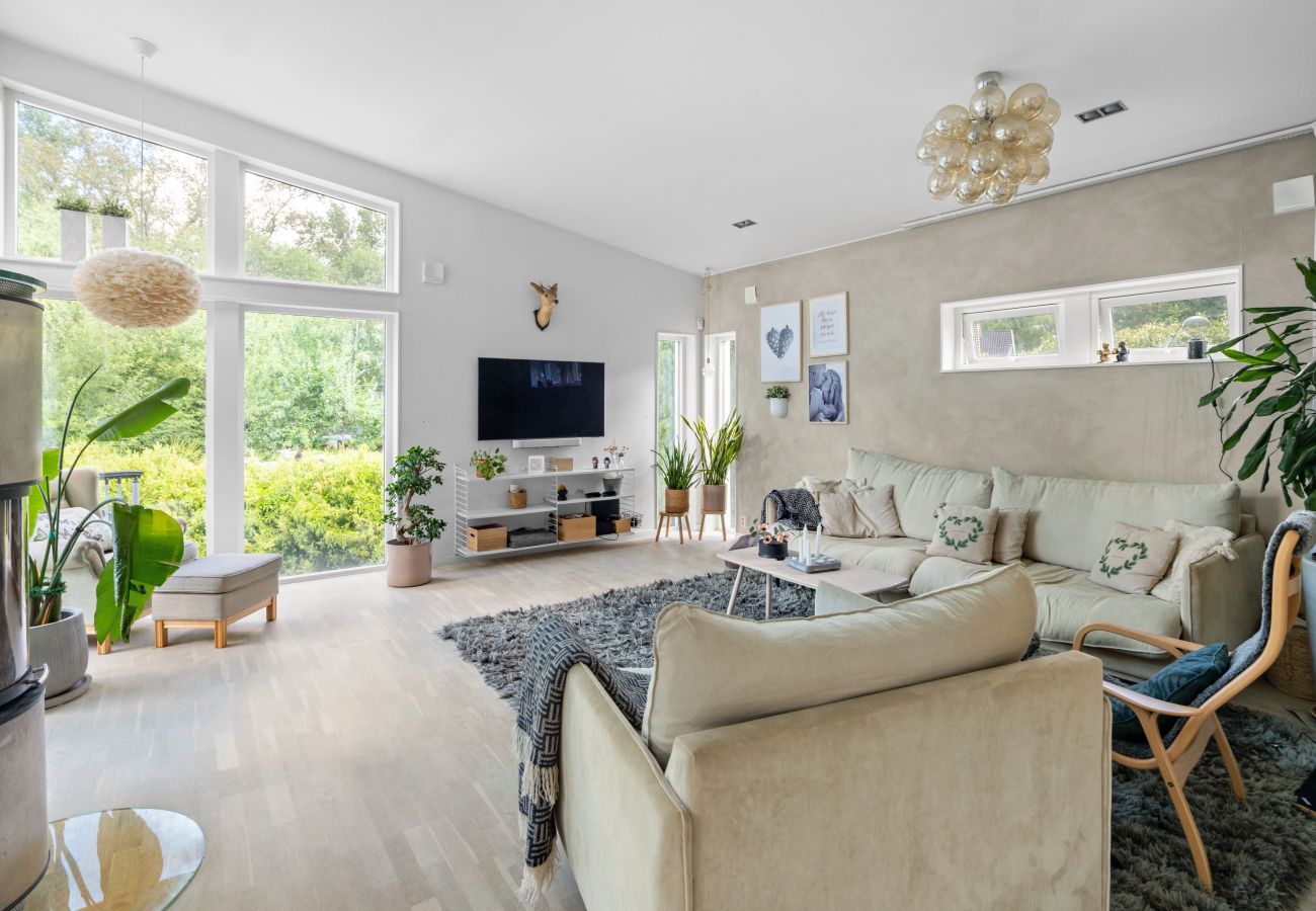 Villa i Bro -  Villa Bro Hof – Pool, bastu och golf i toppklass