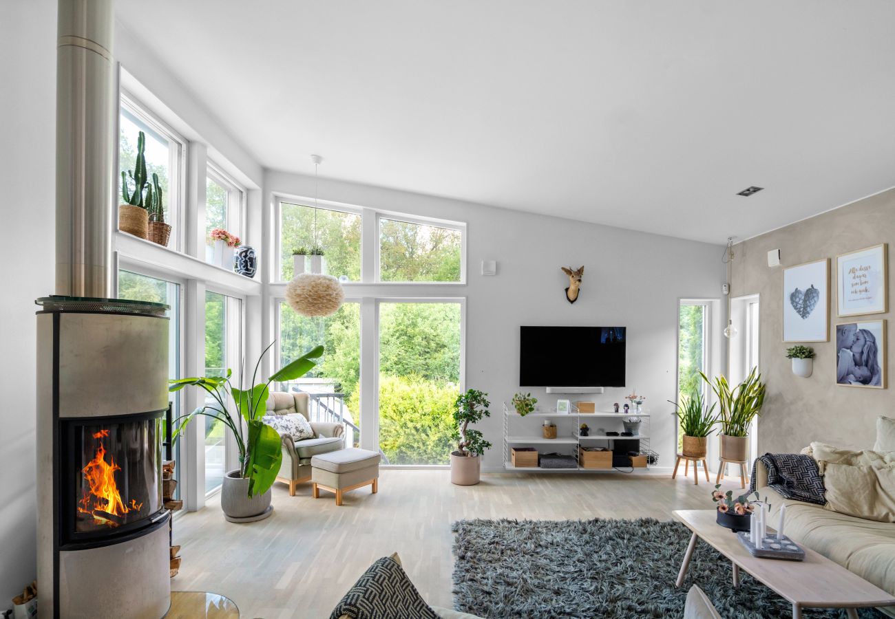 Villa i Bro -  Villa Bro Hof – Pool, bastu och golf i toppklass