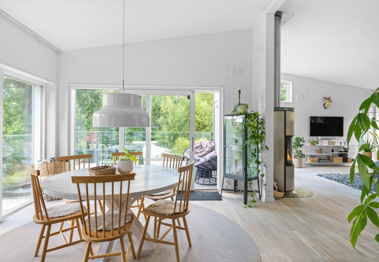 Villa i Bro -  Villa Bro Hof – Pool, bastu och golf i toppklass