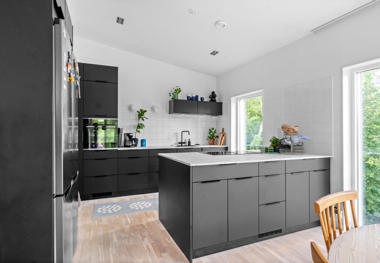 Villa i Bro -  Villa Bro Hof – Pool, bastu och golf i toppklass