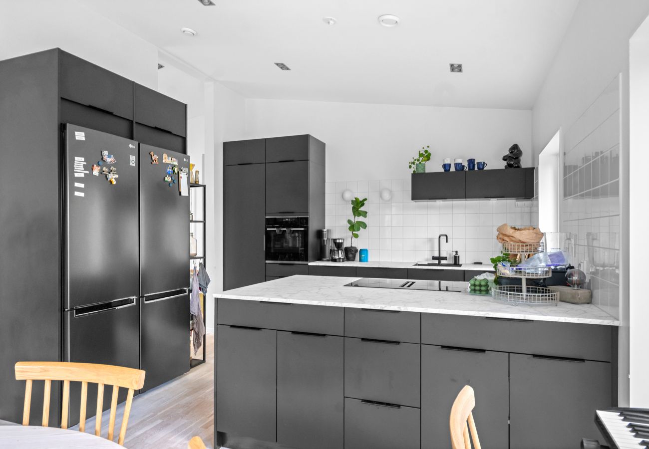 Villa i Bro -  Villa Bro Hof – Pool, bastu och golf i toppklass
