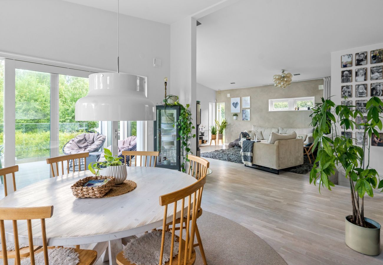 Villa i Bro -  Villa Bro Hof – Pool, bastu och golf i toppklass