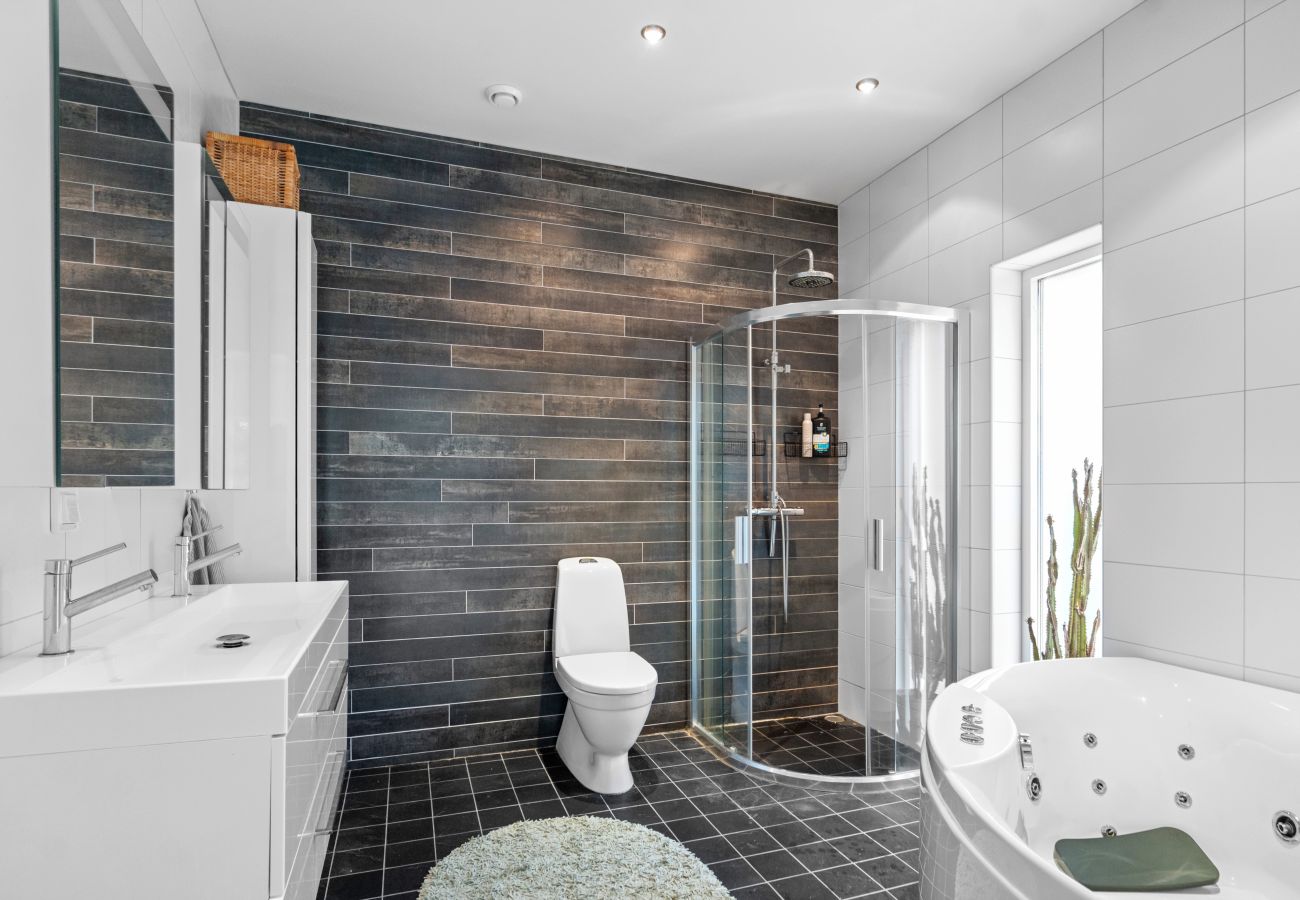 Villa i Bro -  Villa Bro Hof – Pool, bastu och golf i toppklass