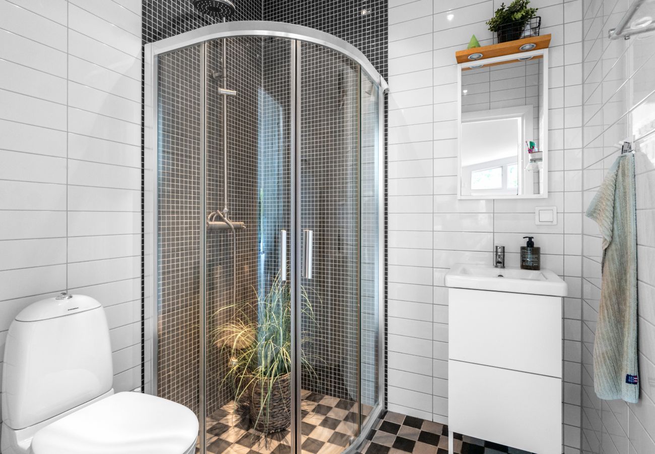 Villa i Bro -  Villa Bro Hof – Pool, bastu och golf i toppklass