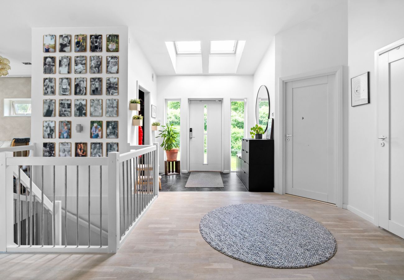 Villa i Bro -  Villa Bro Hof – Pool, bastu och golf i toppklass