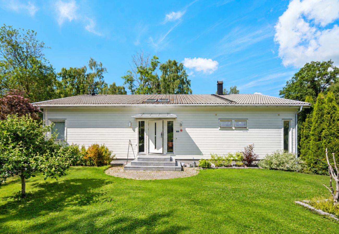 Villa i Bro -  Villa Bro Hof – Pool, bastu och golf i toppklass