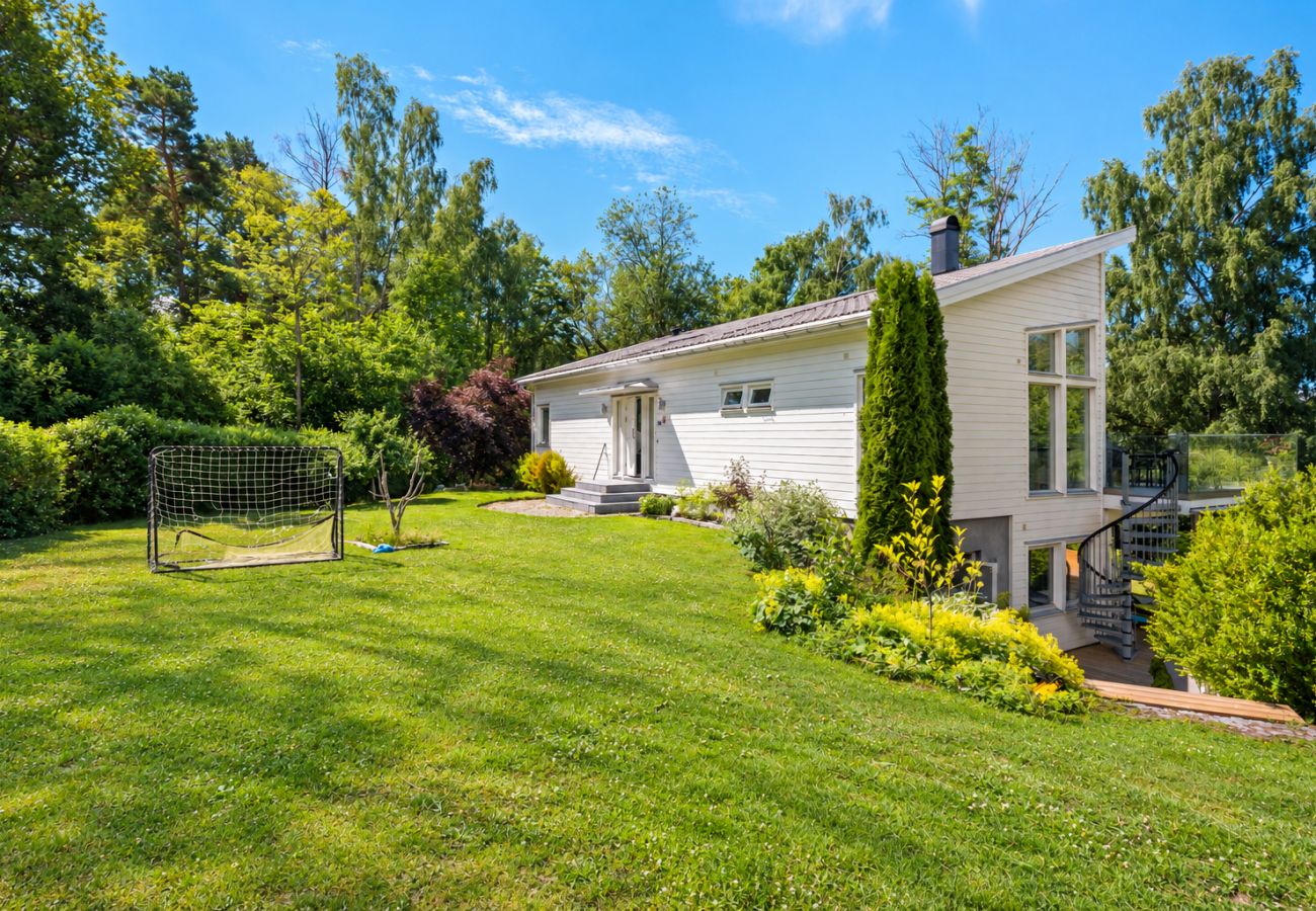 Villa i Bro -  Villa Bro Hof – Pool, bastu och golf i toppklass