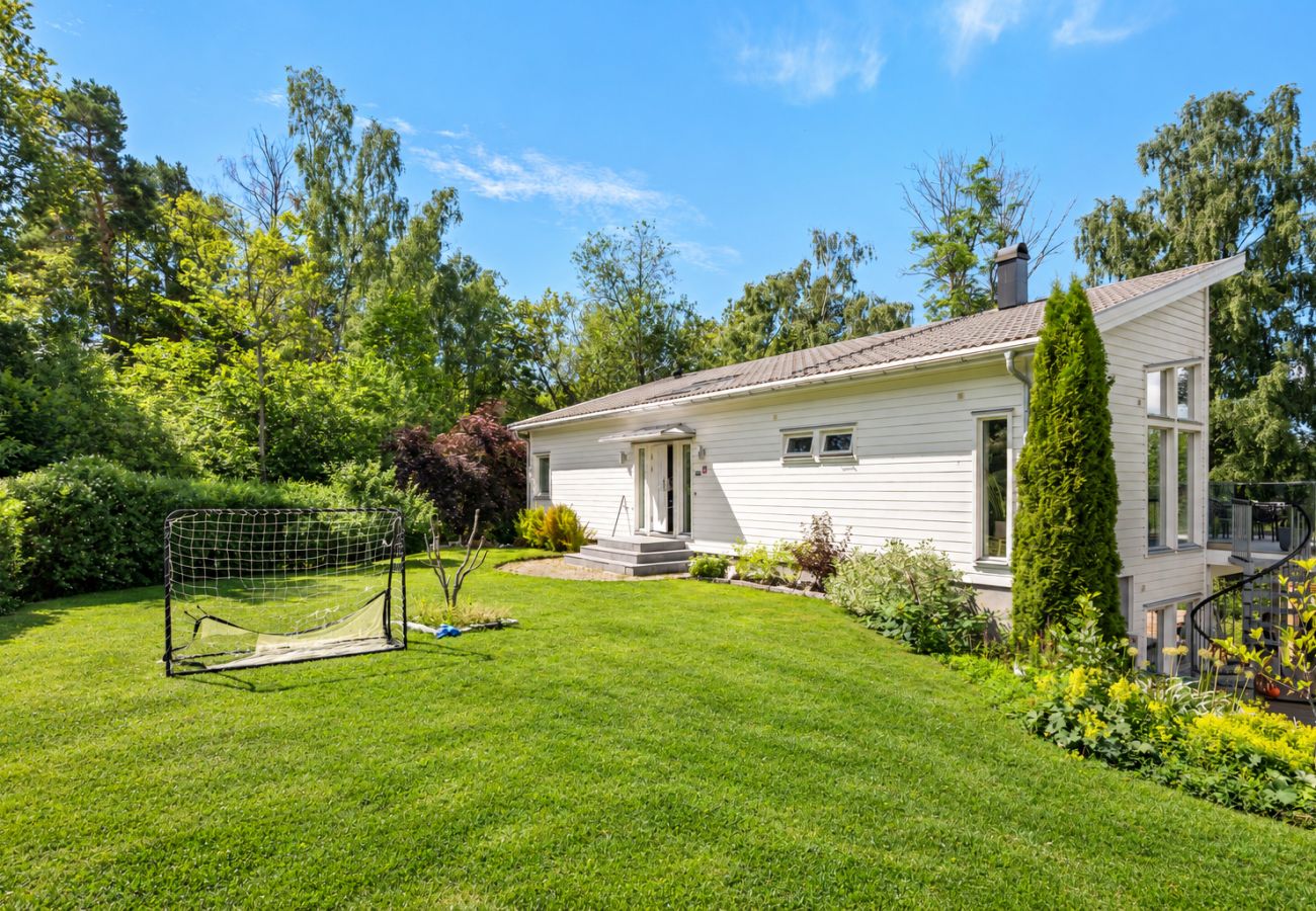 Villa i Bro -  Villa Bro Hof – Pool, bastu och golf i toppklass