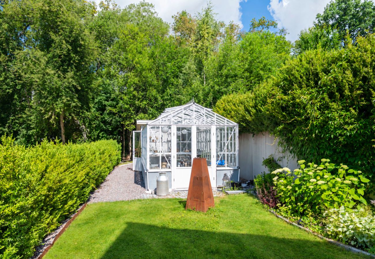Villa i Bro -  Villa Bro Hof – Pool, bastu och golf i toppklass