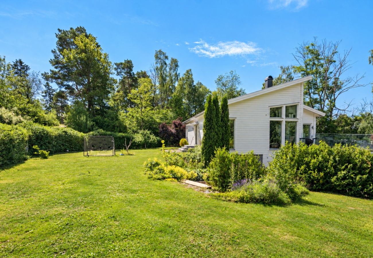 Villa i Bro -  Villa Bro Hof – Pool, bastu och golf i toppklass